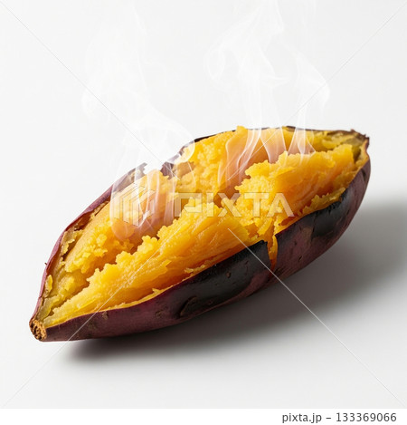 焼き芋から立つ湯気のリアル描写 133369066