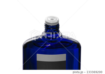 スクリューキャップを開けた育毛剤の青色半透明のボトル 133369200