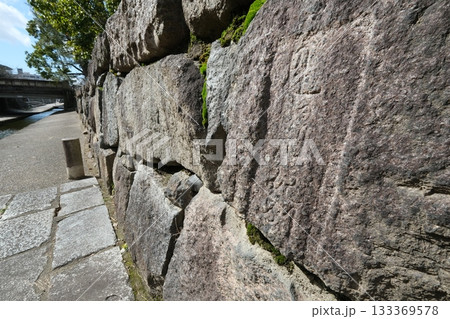 京都の堀川の二条城石垣刻印 133369578