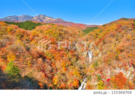 栃木県日光市　秋の紅葉に染まる霧降の滝と遠方に霧降高原を望む 133369709