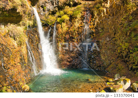 栃木県日光市 秋の紅葉に染まる裏見の滝 栃木県日光市 秋の紅葉に染まる裏見の滝 133370041
