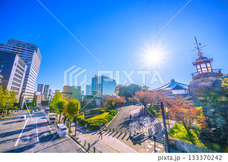 日本の東京都市景観明日へ…九段下駅や昭和館、九段会館、日本武道館などを望む…希望の光＝11月21日 133370242