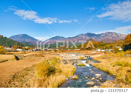 栃木県日光市　秋の紅葉に染まる日光市と大谷川と遠方に日光連山を望む 133370317
