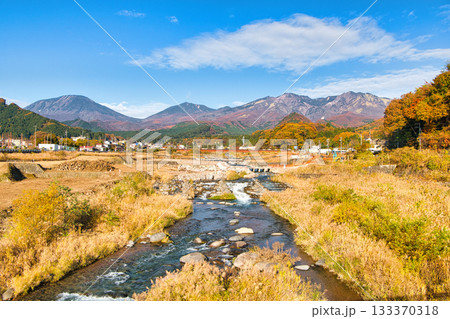 栃木県日光市　秋の紅葉に染まる日光市と大谷川と遠方に日光連山を望む 133370318