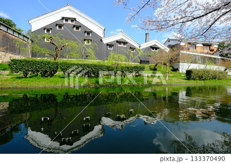 伏見運河と酒蔵の春の風景 133370490