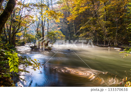 【青森県_奥入瀬渓流】錦秋の石ヶ戸　10月  133370638