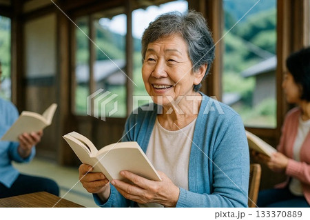 里山の集会所で読書会を楽しむシニア女性 133370889