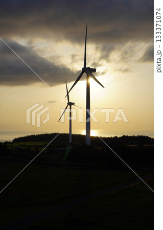 逆光で撮る上ノ国ウインドファームの風車二基 133371074