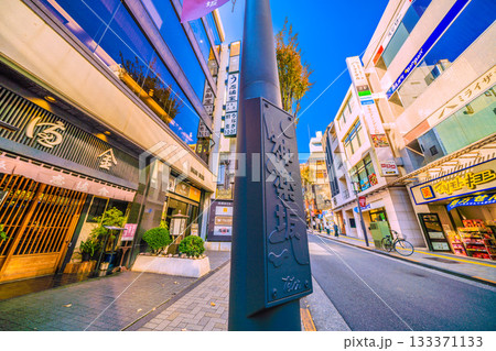 日本の東京都市景観 情緒漂う街。情緒あふれる朝の神楽坂などを望む 133371133