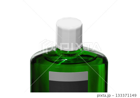 スクリューキャップを閉めた育毛剤の緑色半透明のボトル スクリューキャップを閉めた育毛剤の緑色半透明のボトル 133371149