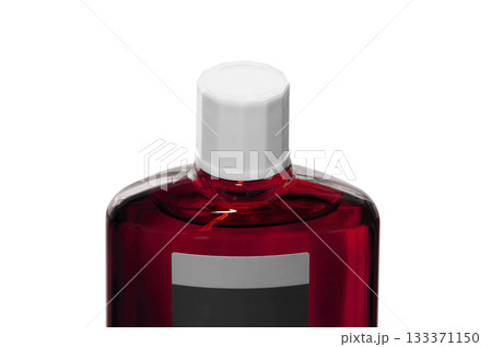 スクリューキャップを閉めた育毛剤の赤色半透明のボトル 133371150