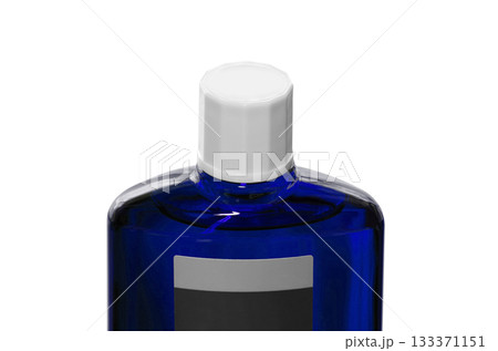 スクリューキャップを閉めた育毛剤の青色半透明のボトル 133371151