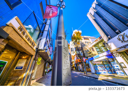 日本の東京都市景観 情緒漂う街。情緒あふれる朝の神楽坂などを望む 133371673
