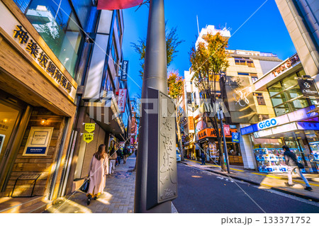 日本の東京都市景観 情緒漂う街。情緒あふれる朝の神楽坂などを望む 133371752