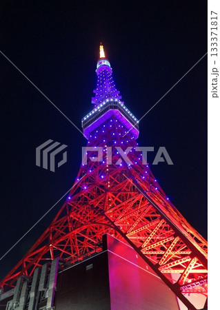 タワー下から見た藍色の東京タワー　11月港区2142藍色・東京タワー下 133371817