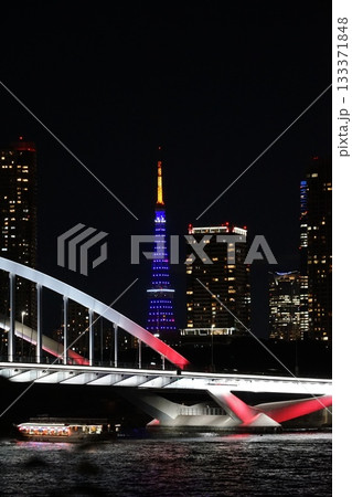 藍色の東京タワーとオレンジ色の築地大橋　11月港区2173藍色・東京タワーと築地大橋 133371848