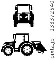 正面、横から見たトラクター（農業機械）の白黒シルエット 133372540