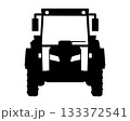 正面から見たトラクター（農業機械）の白黒シルエット 133372541