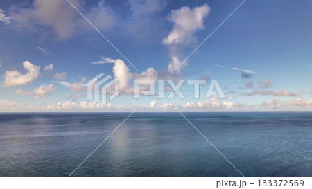 石垣島の青い空と雲が映る青い海 133372569