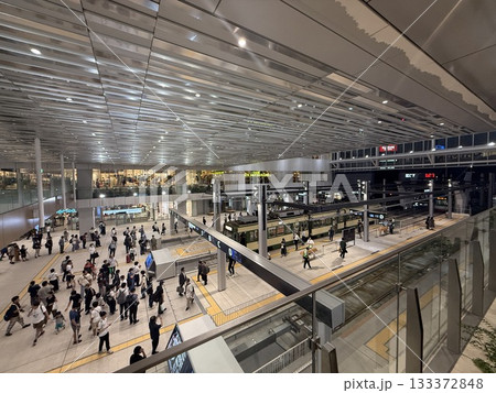 夜の広島駅　広島電鉄プラットホーム 133372848