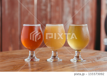 3種類のクラフトビールが並ぶタップルームのカウンター 133373092