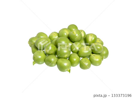 Pea isolated on white. Heap of green peas. 133373196