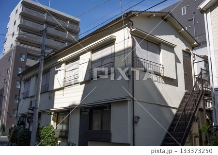モルタル作りの古びた2階建アパート、昭和に建てられた下宿屋 133373250