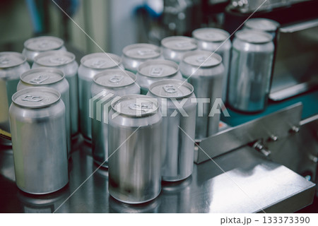 ブリュワリーの充填ラインに並ぶ未ラベルのアルミ缶 133373390