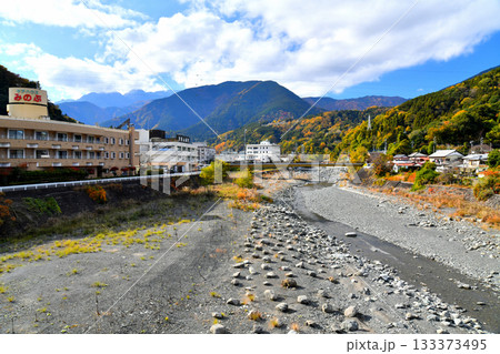 新波木井橋より上流／身延山方向を望む(山梨県身延町)【2025.11】 133373495