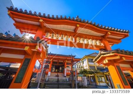 日本の東京都市景観 伝統とモダンが交差する…情緒漂う街。情緒あふれる朝の神楽坂。毘沙門天などを望む 133373589