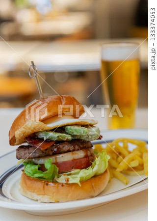 ボリューム満点のアボカドバーガーとビールのセット ボリューム満点のアボカドバーガーとビールのセット 133374053