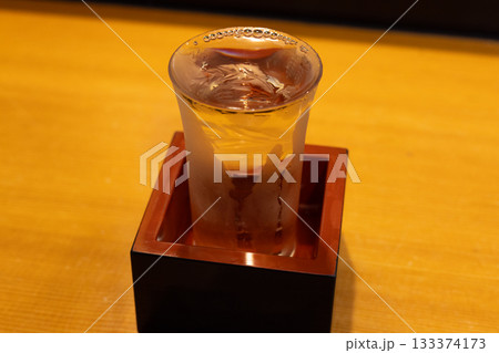 料理屋のカウンターで飲む美味しい日本酒 料理屋のカウンターで飲む美味しい日本酒 133374173