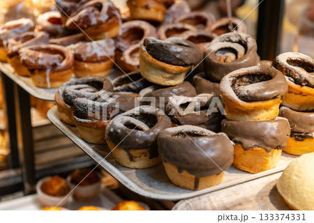 ベーカリーに並ぶシナモンロールとチョコレートがけパンの陳列 133374331