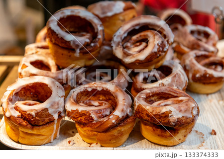 アイシングされたシナモンロールが並ぶベーカリー アイシングされたシナモンロールが並ぶベーカリー 133374333