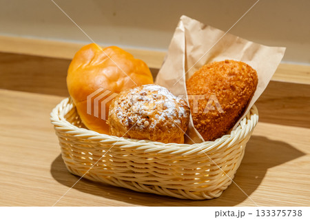 バスケットに並んだ惣菜パンと菓子パン バスケットに並んだ惣菜パンと菓子パン 133375738