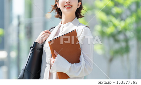 オフィス街を歩く女性・ビジネスウーマン オフィス街を歩く女性・ビジネスウーマン 133377565