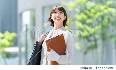 オフィス街を歩く女性・ビジネスウーマン オフィス街を歩く女性・ビジネスウーマン 133377566