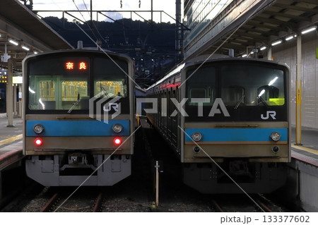 出区点検中の奈良線205系電車（京都駅） 133377602