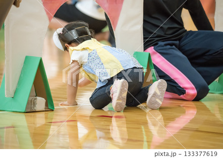 【保育園の運動会　障害物競走】 133377619