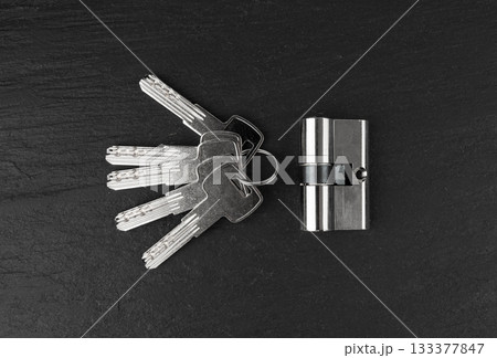 Keys and lock cylinder for door lock. Pin tumbler components ready to replace or repair 133377847