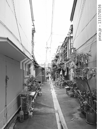 東京下町の細い路地空間。昭和レトロな街並み。 133378036