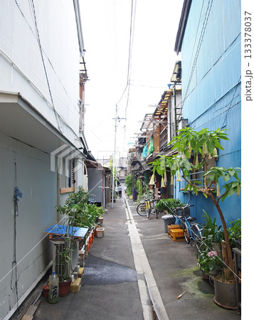 東京下町の細い路地空間。昭和レトロな街並み。 133378037