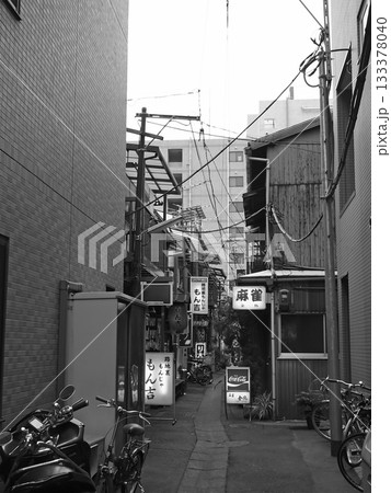 東京下町の細い路地空間。昭和レトロな街並み。 133378040