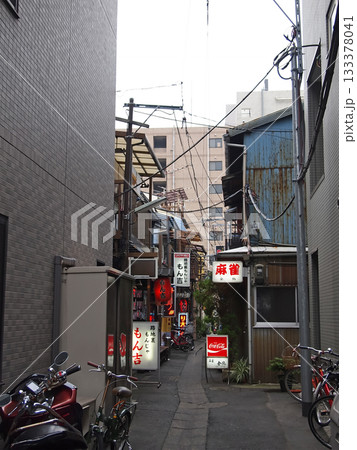 東京下町の細い路地空間。昭和レトロな街並み。 133378041