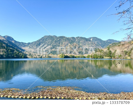 山影を映す秋の水鏡 山影を映す秋の水鏡 133378709