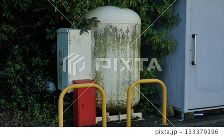 Old and mossy water tank 133379196