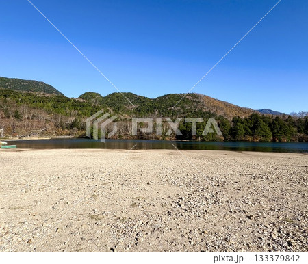 秋彩る湖畔のビーチ 133379842