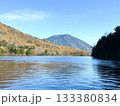 湖畔に映る秋の芸術 133380834