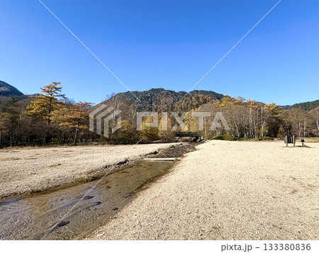 川音を口ずさむ湖畔の砂浜 133380836
