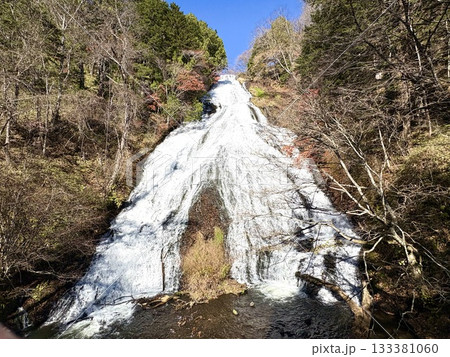 轟く白瀑に紅葉舞う 轟く白瀑に紅葉舞う 133381060